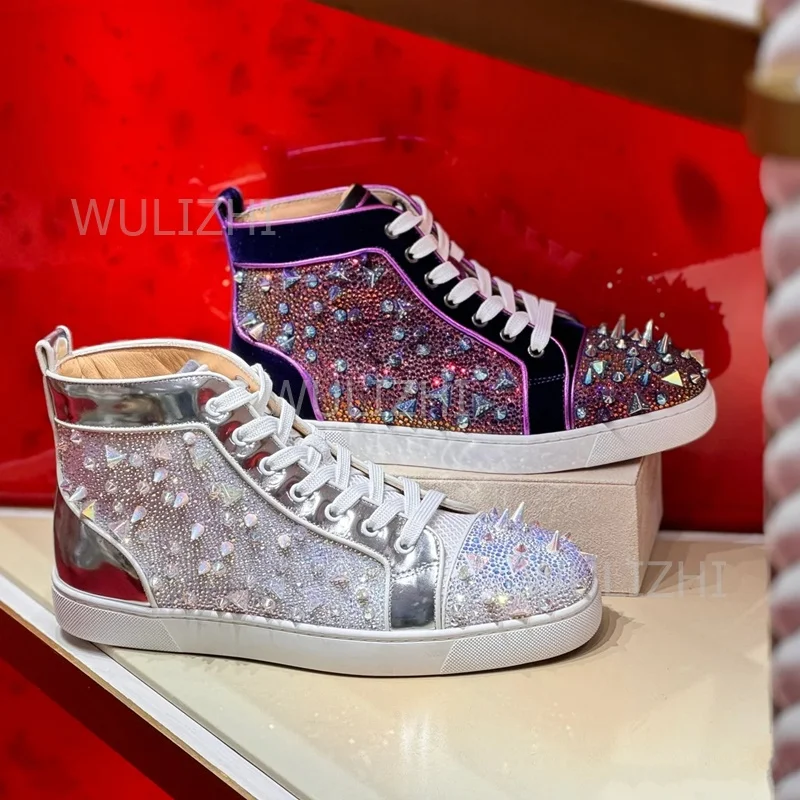 Men Shoes Classic - รองเท้าผ้าใบผู้ชายสีม่วงเข้มประดับคริสตัลแบบร้อยเชือก พื้นสีแดง รองเท้ากีฬาข้อสั้น ประดับเพชร หนังกลับ รองเท้าวิ่งลำลอง